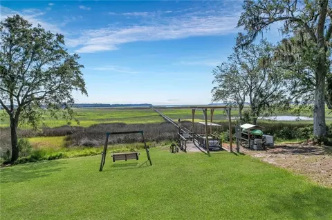 16 Shell Point Cv, Darien, GA 31331