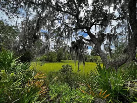 371 Shore Dr, Brunswick, GA 31520