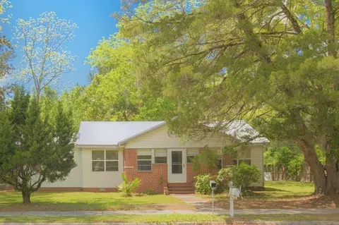 704 Bedell Ave, Woodbine, GA 31569