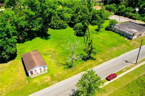 828 Rowley Ln, Waycross, GA 31501
