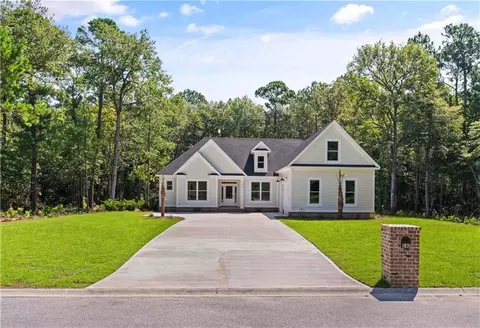 143 Sanford Dr, Waverly, GA 31565