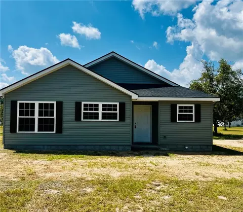 77 Church St, Claxton, GA 30417