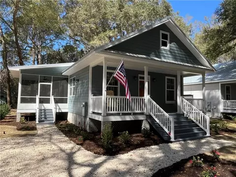 303 Third St E, Darien, GA 31305