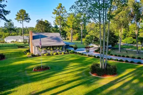 725 E Wacona Dr, Waycross, GA 31501