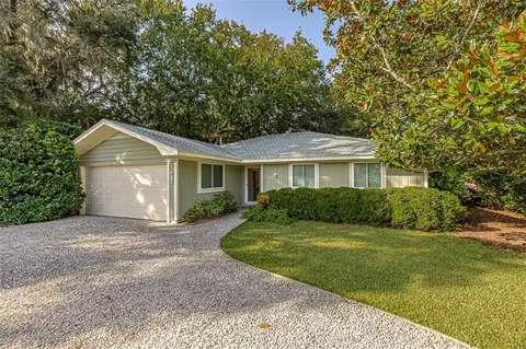 242 Circle Dr, Saint Simons Island, GA 31522