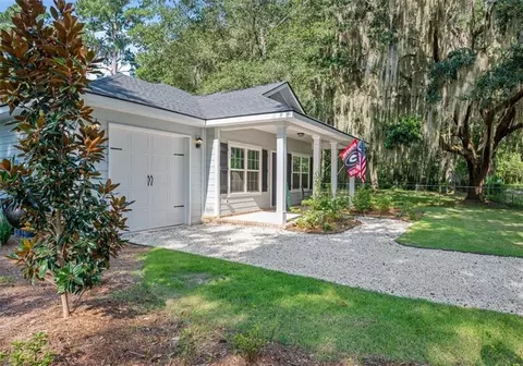 1107 E Broad St, Darien, GA 31305