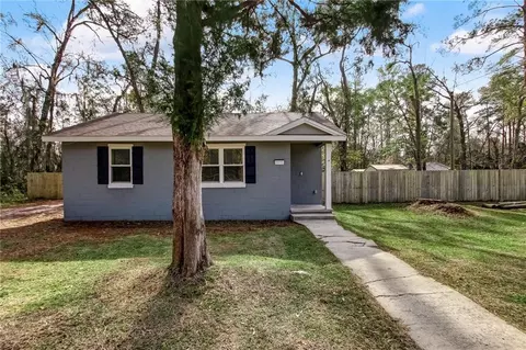 203 E 10th St, Woodbine, GA 31569