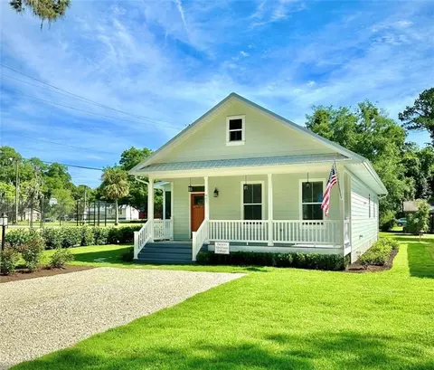 907 Wayne St, Darien, GA 31305