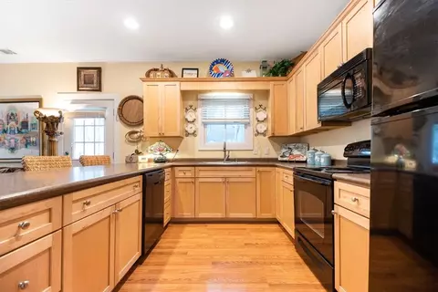 Kitchen - 1079 New Shellman Rd NE, Shellman Bluff, GA 31331 photo 4 of 4
