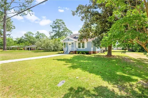 2018 Sunnyside Dr, Waycross, GA 31501