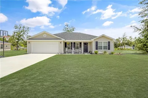 1136 Spring Grove Rd, Jesup, GA 31545