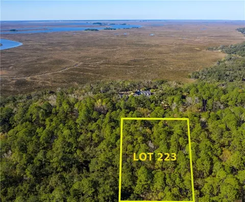 327 Pikes Bluff Dr, Saint Simons Island, GA 31522