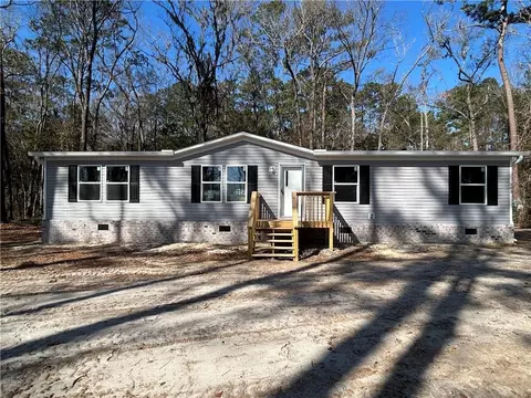 583 Pine Ave, Midway, GA 31320