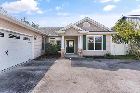 102 Waters Edge Dr, Kingsland, GA 31548