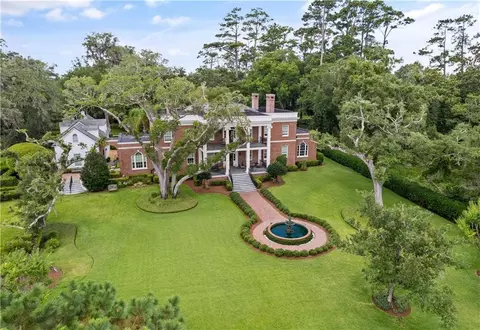 402 Hawkins Island Dr, Saint Simons Island, GA 31522