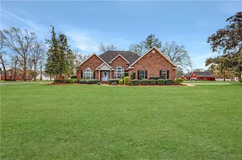 112 Clearwater Dr, Jesup, GA 31546