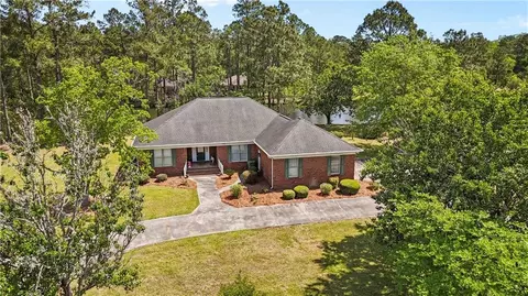 7 S Lake Dr, Jesup, GA 31546