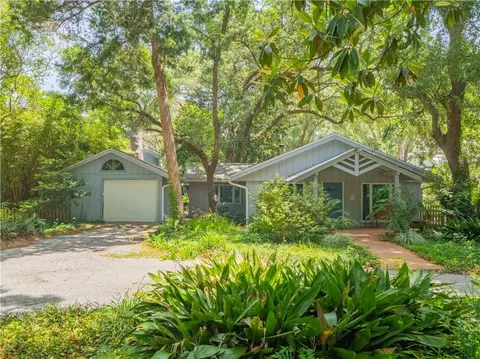 104 Redfern Dr, Saint Simons Island, GA 31522