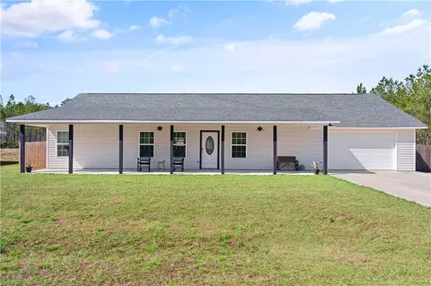 825 Red Hawk Dr, Waynesville, GA 31566