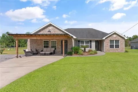 457 Hawks Landing Dr, Waynesville, GA 31566