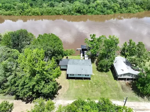 315 Getaway Ln NE, Surrency, GA 31563