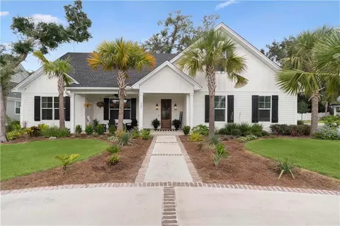 502 Conservation Dr, Saint Simons Island, GA 31522