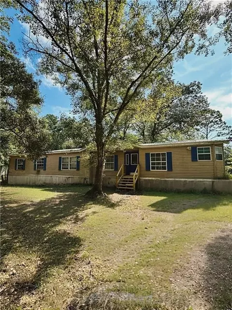 810 Chicora Rd, Waynesville, GA 31566