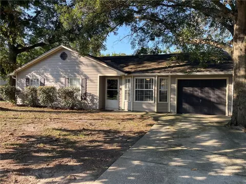 105 Boxwood Ct, Kingsland, GA 31548