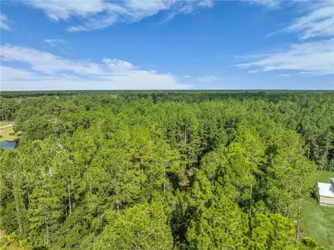 273 Village Dr, Woodbine, GA 31569