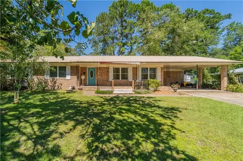 1703 Rainbow Dr, Waycross, GA 31501