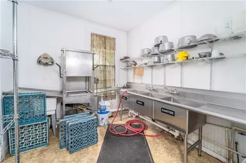 Kitchen - 622 E Main St, Blackshear, GA 31516 photo 2 of 4