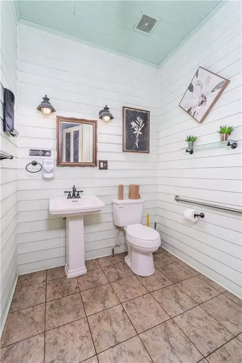 Bath - 622 E Main St, Blackshear, GA 31516 photo 7 of 10