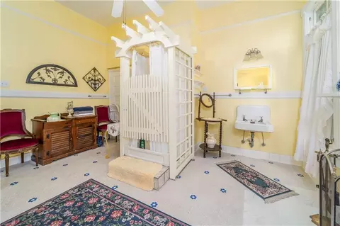 Bath - 622 E Main St, Blackshear, GA 31516 photo 6 of 10