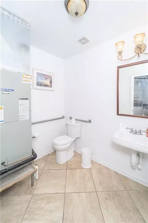 Bath - 622 E Main St, Blackshear, GA 31516 photo 5 of 10