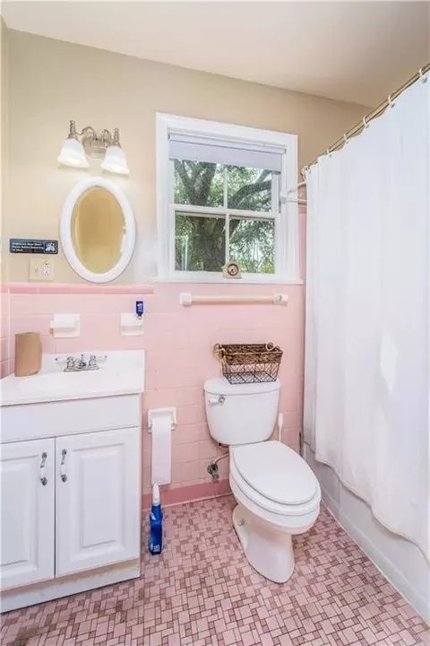Bath - 622 E Main St, Blackshear, GA 31516 photo 8 of 10
