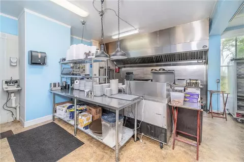 Kitchen - 622 E Main St, Blackshear, GA 31516 photo 3 of 4