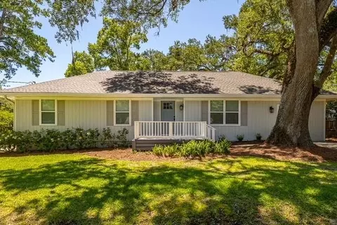 102 Sapelo St, Saint Simons Island, GA 31522