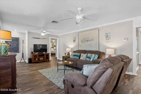 Living - 1214 Shell Point Rd NE, Townsend, GA 31331 photo 2 of 3