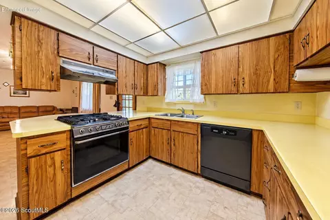 Kitchen - 2142 Ben Couch Rd, Blackshear, GA 31516 photo 1 of 3