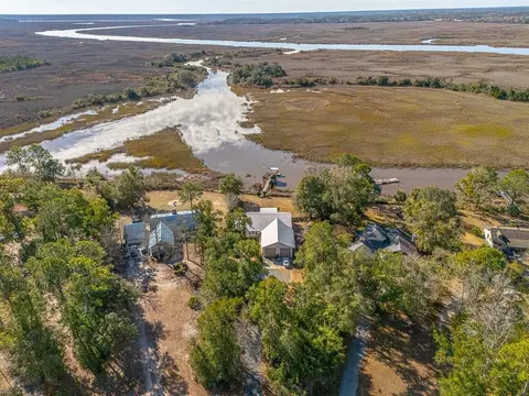 1448 Horseshoe Cove Rd, Waverly, GA 31565