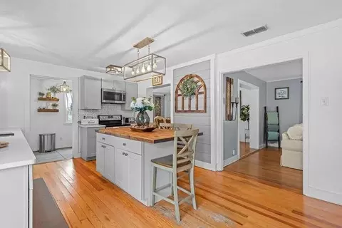 Kitchen - 154 Avalon St, Nahunta, GA 31553 photo 2 of 5
