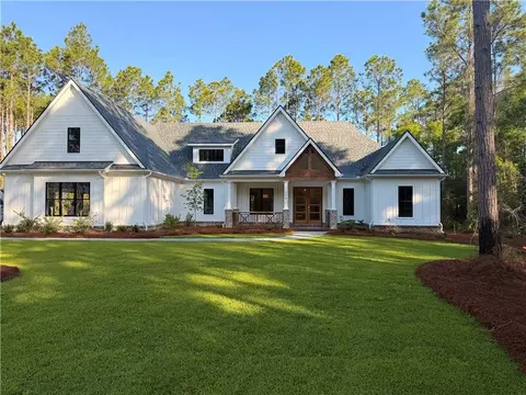 104 Tacatacoru Ct, Saint Marys, GA 31558