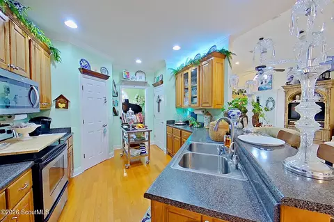 Kitchen - 3952 Golfview Dr, Blackshear, GA 31516 photo 6 of 8