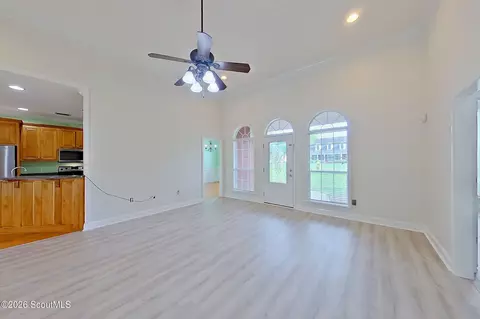 Living - 3952 Golfview Dr, Blackshear, GA 31516 photo 3 of 4