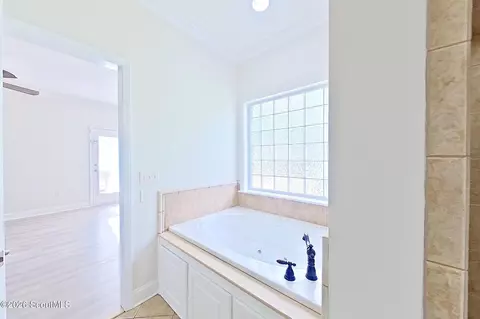 Bath - 3952 Golfview Dr, Blackshear, GA 31516 photo 3 of 12