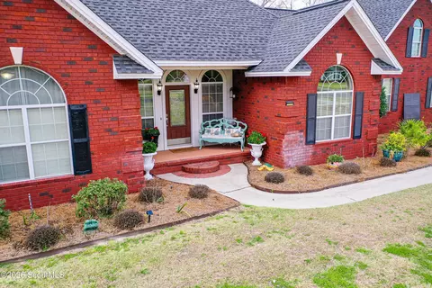 Exterior - 3952 Golfview Dr, Blackshear, GA 31516 photo 2 of 12