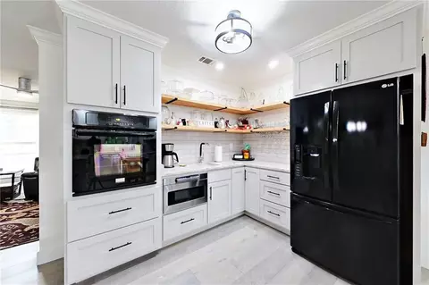 Kitchen - 150 Pittman St, Blackshear, GA 31516 photo 2 of 5