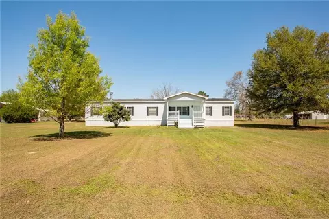 2734 Woodridge Rd, Waycross, GA 31503