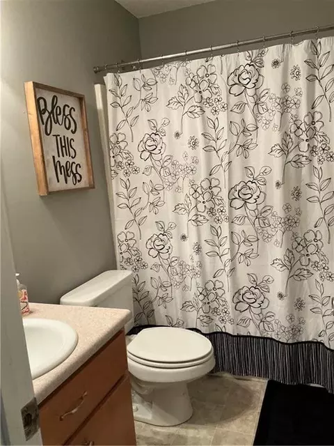 Bath - 4078 Meadow Cir, Blackshear, GA 31516 photo 5 of 5