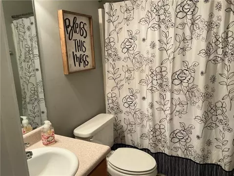 Bath - 4078 Meadow Cir, Blackshear, GA 31516 photo 4 of 5